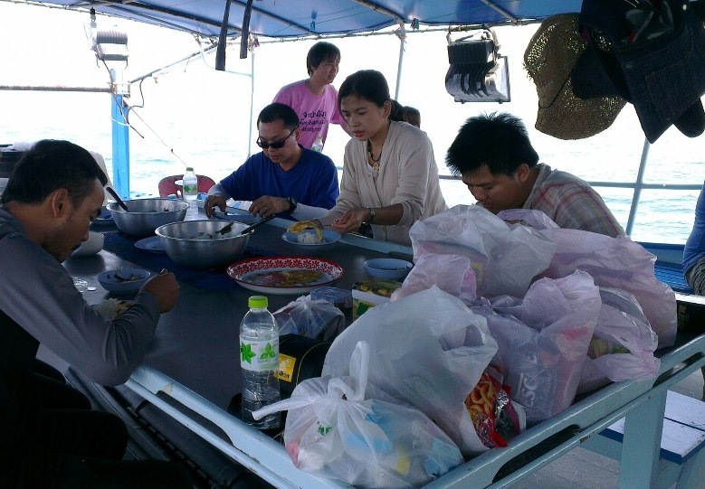 [center][b]เรือวิ่งออกมาได้แป๊ป กัปตันมดก็จัดมื้อเช้ามาให้แระ[/b][/center]