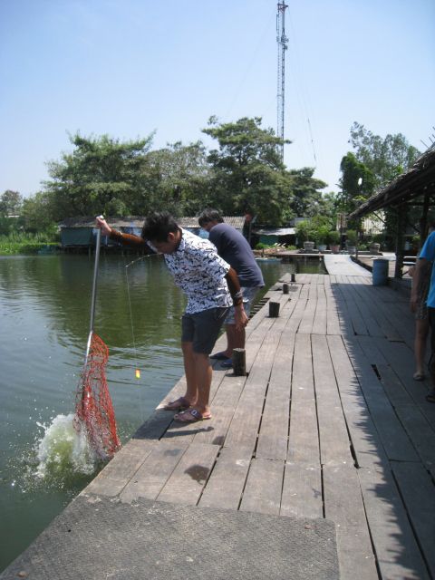 ไล่ให้มันออกหรือไล่ให้มันเข้า  :laughing: :laughing: