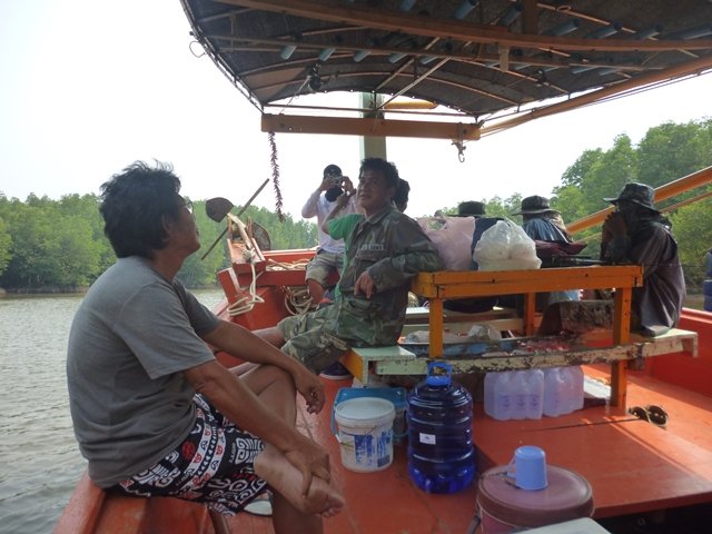 ใส่แว่น พี่ชายใจดี คนออกค่าเรือทั้งหมด  ส่วนใส่เสื้อลายทหาร น้าขุน  ณ บ้านอ่าง คนเดิม 5555555555