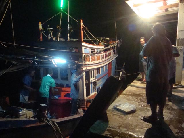 มากันแล้ว รีบขนของลงอยากลงเรือแล้ว (ไม่ใช่อะไรเดี๋ยวหาที่จอดไดร์หมึกไม่ได้) :grin: