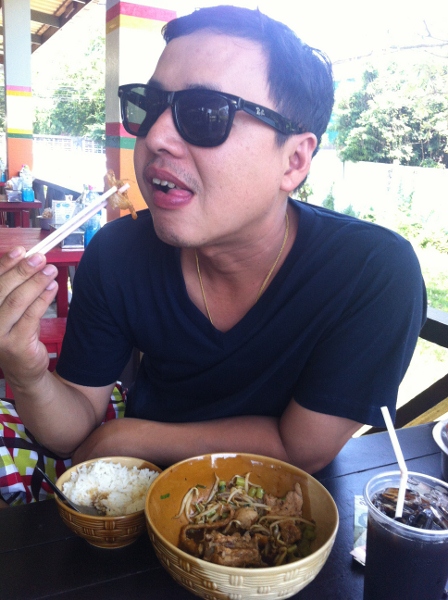 ไม่ว่ากันนะ  เห็นเค้าลงมีแวะทานข้าว..กินนู้นกินนี่ก็อยากมีบ้าง   เลื่อยๆเลยนะ :laughing: :laughing:
