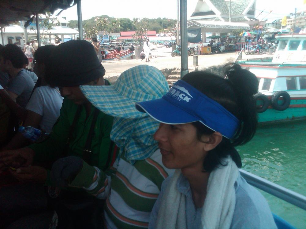 เหมือนเดิมครับ 7.00 น. เรือเที่ยวเเรกเลยครับ  ครั้งนี้ 4 ชีวิต ครับ  หมายนี้ ของกินต้องเอาไปเยอะหน่อ