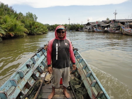 ถ่ายภาพบรรยากาศ ในคลองตุยง เราออกกันที่หนองจิก โดยเรือลำนี้จอดอยู่ตรงข้ามวัดตุยง อำเภอหนองจิก ปัตตาน