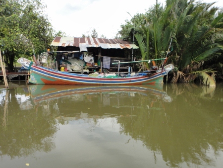 และนี้คือสัญลักษณ์ของเรือทางบ้านเรา เรือกอและ
 :smile: