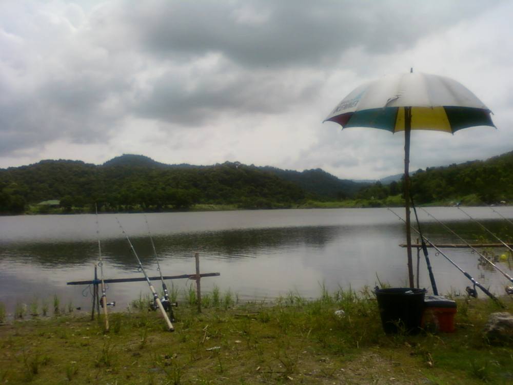 บรรยากาศภายในอ่าง.โปร่งดินดำครับ..ยามเช้า..
เหมือนฝนจะตก..แต่ก็เย็นสบายครับ.. :laughing: :laughing: