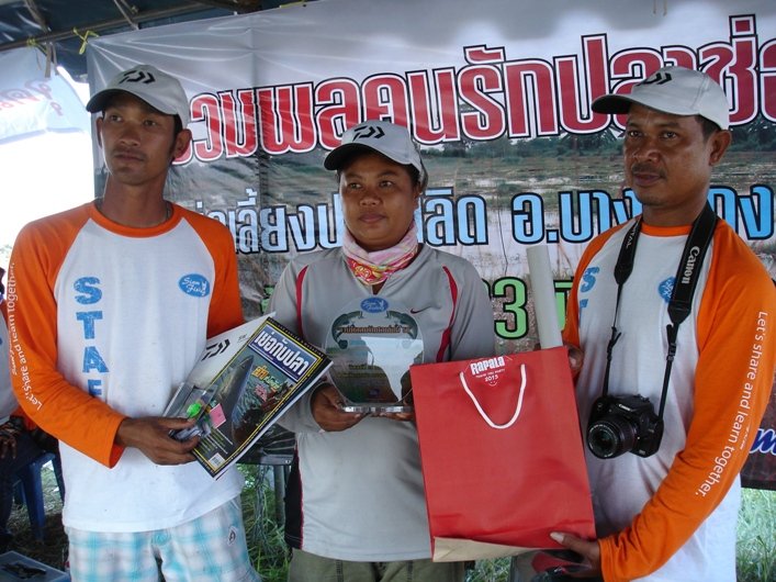 ใครเป็นใคร ที่ได้รางวัล ดูกันเลยครับ
ผมจำชื่อไม่ได้ จริงๆ :laughing: :laughing: