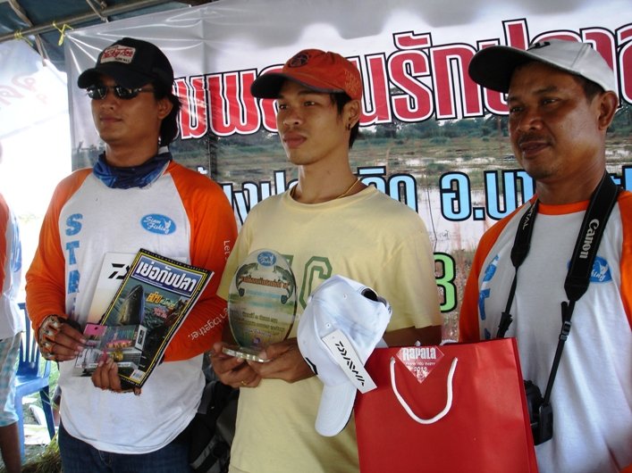 ใครเป็นใคร ที่ได้รางวัล ดูกันเลยครับ
ผมจำชื่อไม่ได้ จริงๆ :laughing: :laughing: