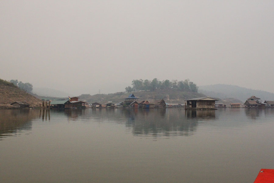 มาถึงกันเสียทีท่าลงเรือ หมู่บ้านชาวประมงปากนาย ท่าโป๊ะเรือข้ามฝาก โลโก้ที่คุ้นตาเครื่องหมายบ่งบอกเวล