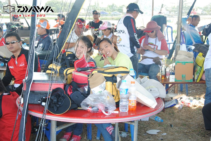 กองเชียร์รอลุ้นกันครับ.. :cheer: :cheer: :grin:
