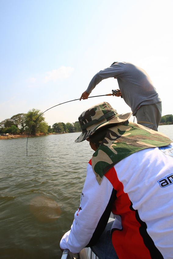 15 นาทีผ่านไปเตี้ยก็อัดปลามาใกล้กราบเรือได้แล้ว