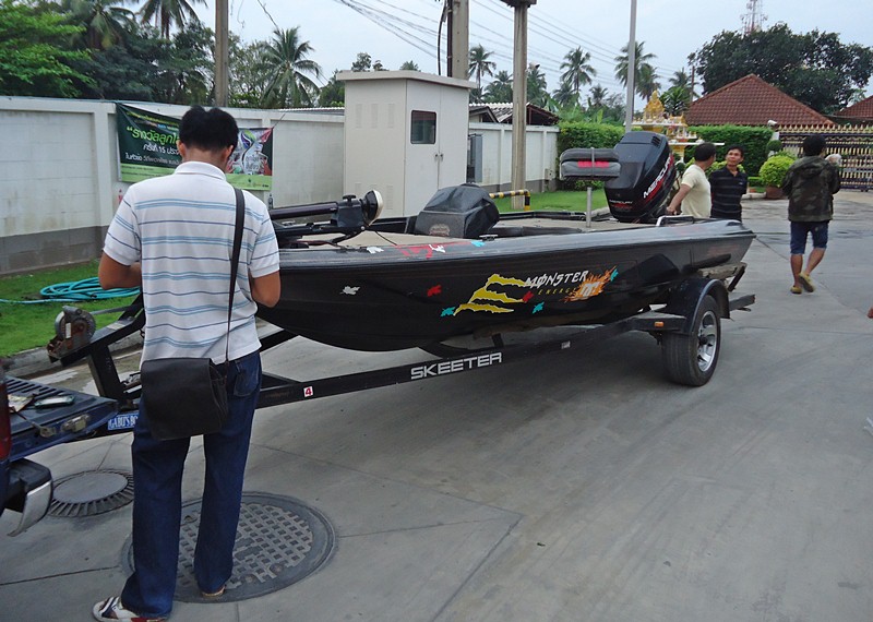 พี่ตูน และ น้องมอส (ลูกชาย) ลาก เรือแบส SKEETER 17 ฟุต เกาะ Mercury 150 HP     :cool: :cool: :cool:
