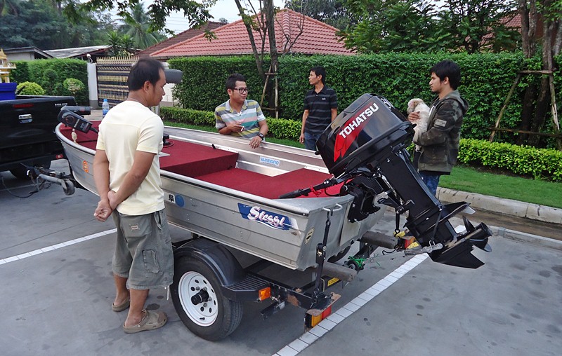 ทีมงาน..พี่เอ๋ กับ น้องบอย ใช้เรืออลูมิเนียม Stessl 12ฟุต เกาะ TOHATSU 30 HP  ครับผม !!!    :love: :