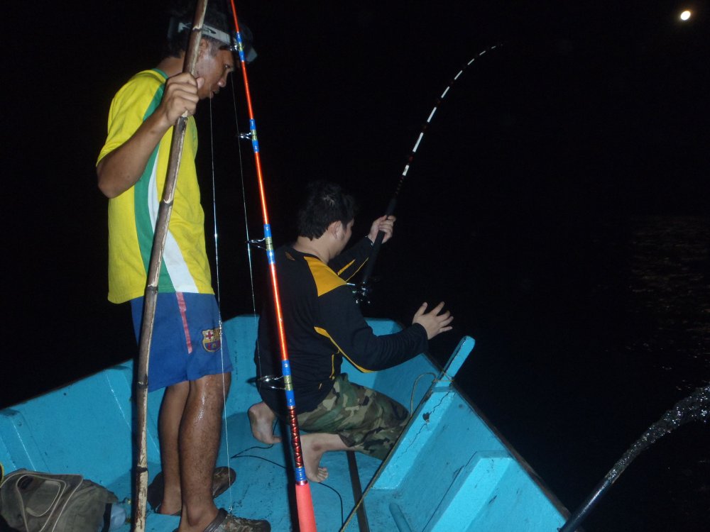 ของใหญ่พาวนรอบเรือเลย  คุณก๊อง ก่อนมาก็ปิดพลาสเตอร์ยา ตราเสือมาแล้ว บ่นปวดหลังก่อนลงเรือ 