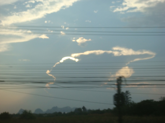 น้าๆว่า ท้องฟ้าก้อนเมฆ นี้เหมือนอะไร คับ  :laughing: