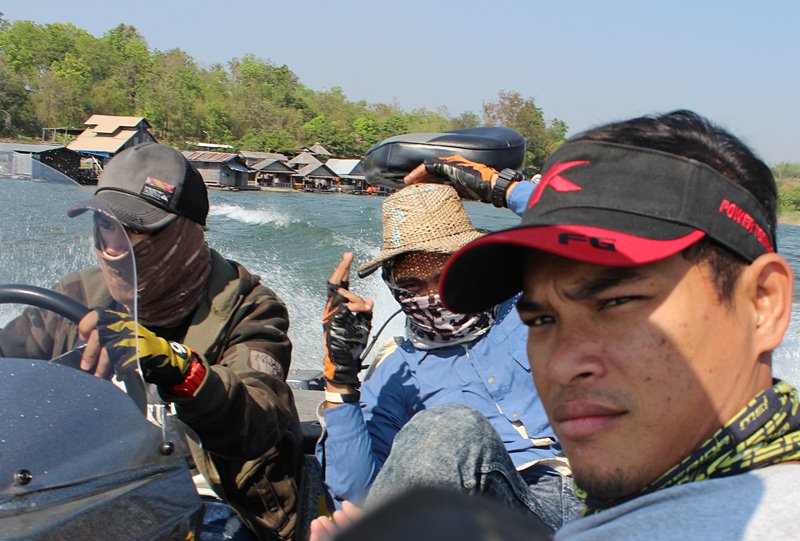 พอซักพัก..เรือทุกลำ ก็ออกไปสำรวจหมาย ไว้สำหรับแข่งขันกัน ในวันพรุ่งนี้ และ ตีปลากัน   :ohh: :ohh: :o