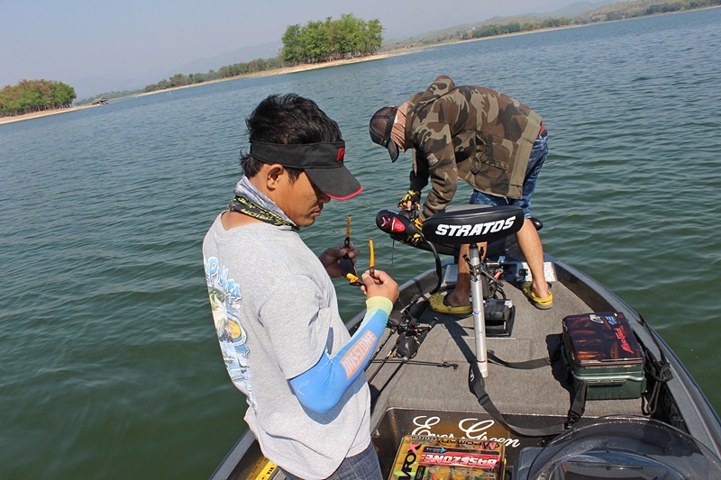 โอมิด..เบาเครื่อง แล้วดับ จะล่อง  Motor Guide  เข้าหมาย !!!    :grin:

น้าโชค..คันไม้ คันมือ ตั้งแ
