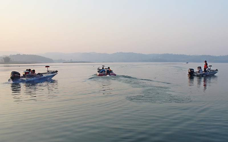 ตามด้วย เรือ K. ทาเคชิ  เพื่อนนักตกปลา ชาวญี่ปุ่น   :cool:

มาพร้อม..เรือแบส SKEETER 17 ฟุต สีแดงส