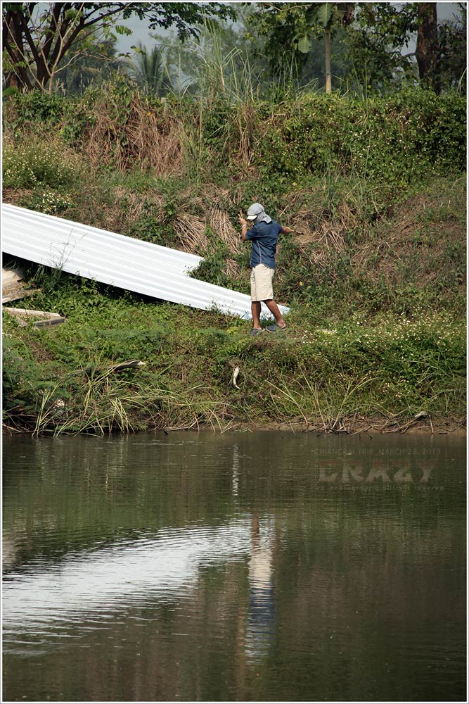 





เสียงโหวกเหวก โวยวายเสียงดังตรงหน้า ปลุกผมให้ออกจากภวังค์ของคำว่า "ทำไม"

"ไอ่บู๊ท 