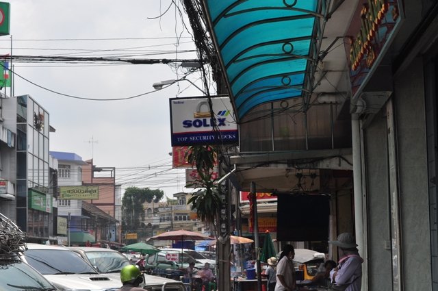 สุดตลาดสดก็ข้ามถนนมาทางซ้าย