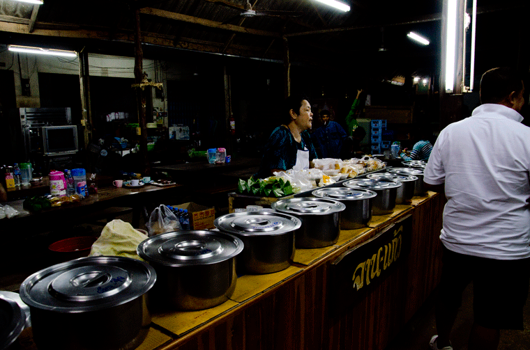 ร้านนี้ตี5ก็พร้อมขายกันแล้ว...น้าๆท่านใดผ่านมา..ลองแวะกันดูได้ครับ :smile: :smile: :smile: