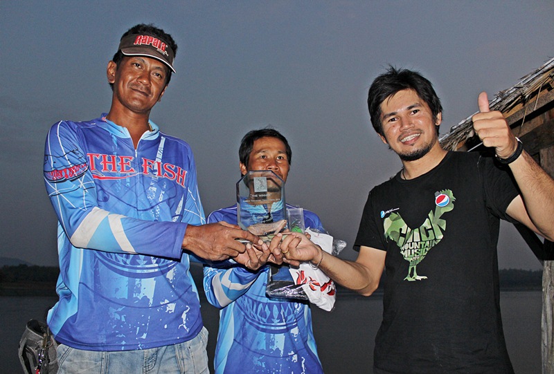  [b]พี่เอก & พี่พล  " The  Fish " ได้รับรางวัลชนะเลิศ " ปลารวมมากที่สุด "   [/b]    :cool: :cool