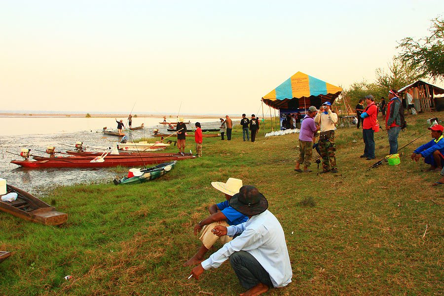 จุดปล่อยเรือครับ แจกพันธ์ปลาให้นักกีฬาไปปล่อยด้วยครับ  :grin: :grin: :grin: