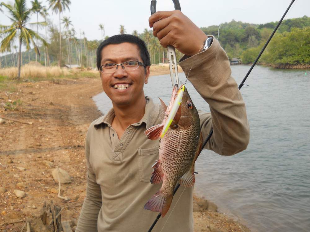 ทีนี้หุ้นขึ้นเลยครับ เอา rapala maxrap 130 ของผมมาตีบ้าง

พักเดียวก็ตามตีเสมอเจ้าบ้านจนได้ 1-1 

