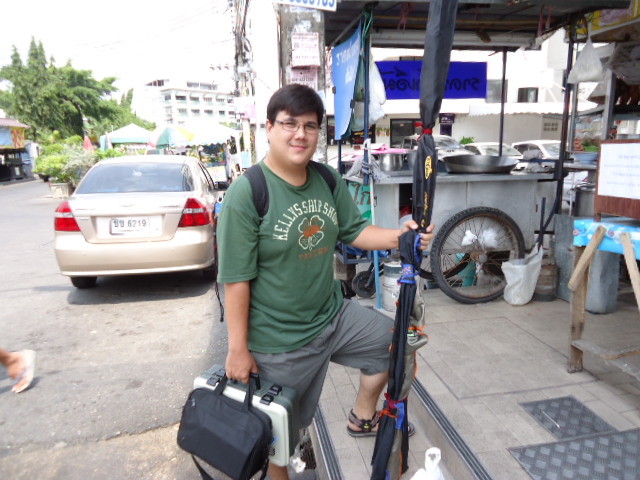เพื่อนร่วมชะตากรรมครับ กำลังรอรถมารับ 55  :grin: :grin: