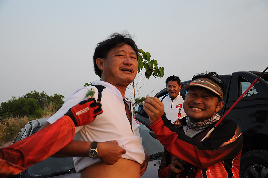 เย้ยยยยย..พวกมริงอย่าแกล้งพี่จุ่นดิ รู้ว่าพี่จุ่นเค้าเจอน้องกรั้มไม่ได้ เห้นแล้วชักแหง่ก ๆ ๆ ๆ :laug