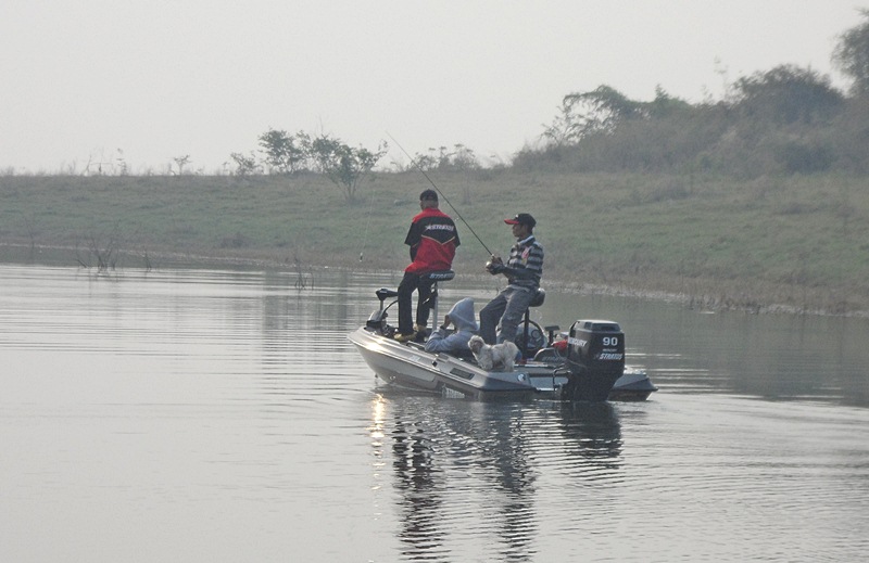 ตัดมา..ที่กล้อง ของเรือ พี่ตูน..บ้าง  ครับผม !!!    :cool: :cool: :cool:

ลำ Stratos มี  พี่ทุย , 