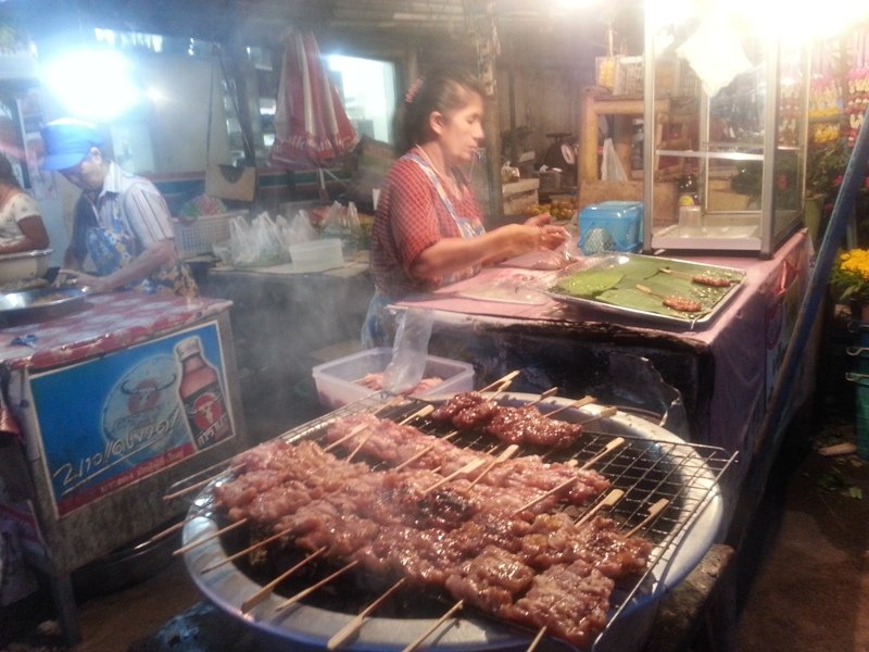 แวะเติมพลังที่ตลาดเขาปีบด้วยหมูย่างสักหน่อย ขับรถมาทั้งคืนและ :grin: :grin: :grin: :grin: