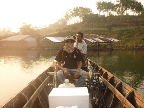 นี่ครับผมเอง ให้มือกล้องหัวเรือตะกี้ถ่ายให้ ต้องปิดหน้าปิดตากันหน่อยครับ ทริปแรกเล่นเอาหน้าลอกกันเลย