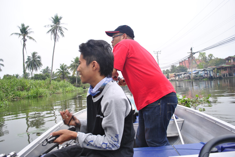 เข้าหมายแรกผมต้องทำหน้าที่พายหัวเรือเข้าหมาย  ตั๊มคุมเครื่องเรือ  พี่แฟ็บอยู่ตรงกลางเลยมีสิทธิตีก่อน