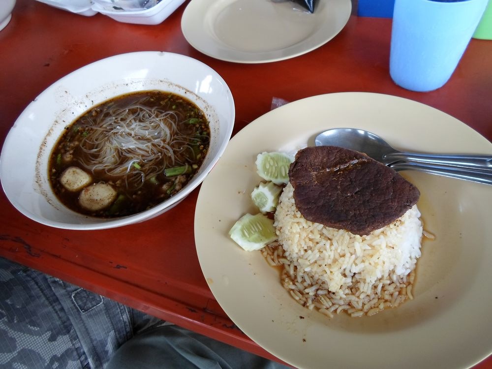 ร้านนี้ก๋วยเตี๋ยวเรืออร่อยมากครับ กินกับขื่นฉ้ายนึ่งสวดยวดดดดด  :umh: :umh: :umh: