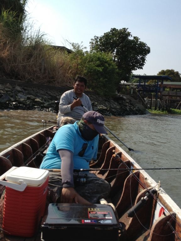 ไต๋ต้นเอาใบพายมาประคองเรือ ส่วนเจ้าปอนด์มีหน้าที่ทำตัวให้หนักๆเข้าไว้ เรือจะได้ไม่โครงมาก  :grin: :g