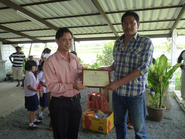 ผอ.โรงเรียน มอบของที่ระลึกให้พี่กฤต เจ้าขอบ่อครับ
