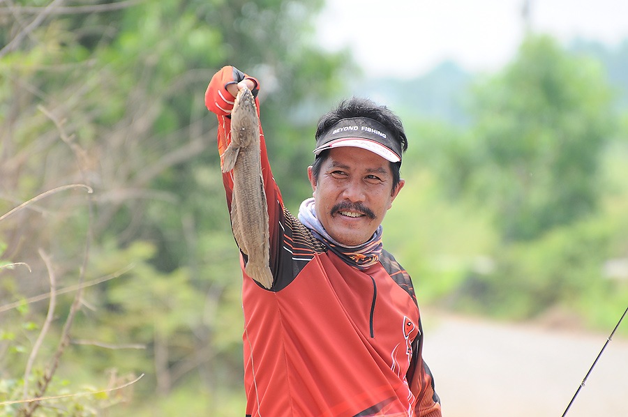 ตกปลาในคลองหรือตกเอาในถนนอ่ะ...ทำไมปลามันถึงเขรอะแบบนั้น :laughing: :laughing: :laughing: :laughing: