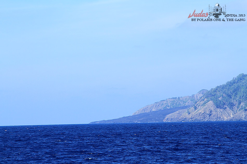 ด้านซ้ายมือ .....ที่มองเห็นเป็นทางลาดสีดำ .... " หาดลาวา " ...

"ลาวาเหลว" ที่ปะทุออกมาจากปากป