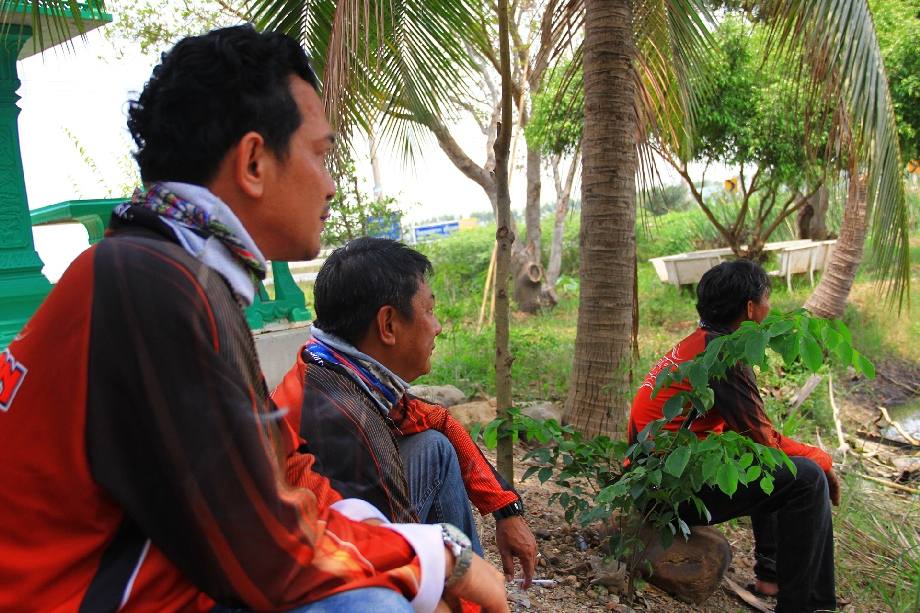 กองเชียร์ นั่งลุ้นกันติดขอบบ่อกันเลยทีเดียว