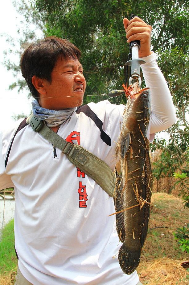 แต่ ...  นี่ๆๆ  ของตรูใหญ่กว่า ใบหน้าบ่งบอกอย่างชัดเจน  :laughing: :laughing: