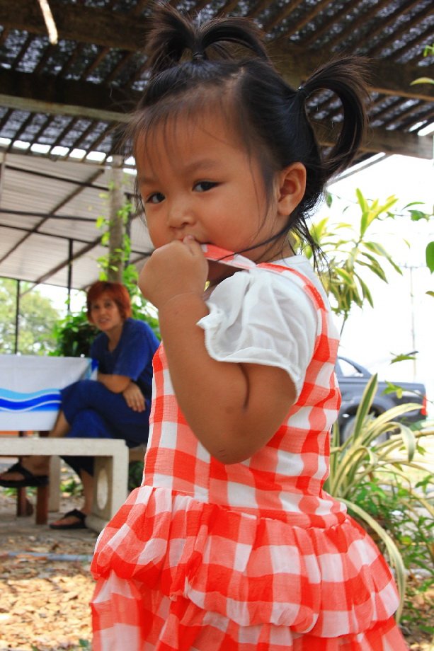 เจ้าของร้าน และลูกสาว ทนไม่ไหว มานั่งเชียร์ถึงขอบบ่อเลยทีเดียว น่ารักมากครับ  :love: :love: