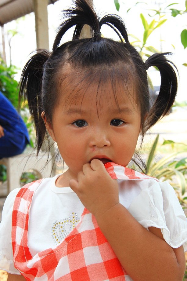 เด็กวัยกำลังหัดพูด เดินเข้ามาใกล้ๆเอ  ชี้ไปทางบ่อ แล้วพูด    " โตะ ปา โตะ ปา   "   อูยยยยย  น่ารัก