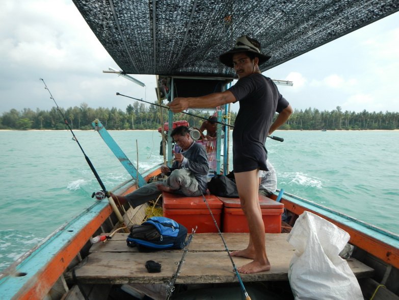 พอเรือออกจากฝั่งจัดเลยครับเพื่อนผมนายบอย ลงสายทรอลิ่งหวังเล็ก :grin: