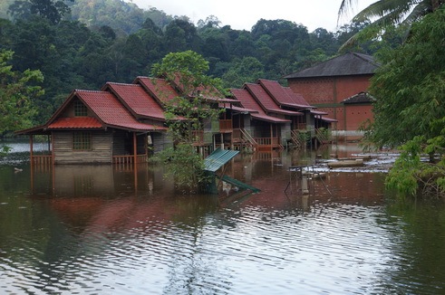 1บ้านพักหลังใหญ่ ที่เห็นตึกๆอยู่ข้างหลังนั้นคือบ้านรังนกครับ เป็นกิจการหลักของที่นี่เค้า รับแขกเที่ย