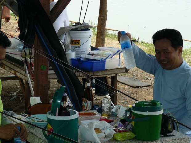พี่กบครับ ยกขวดผิดอ่ะป่าวน่ะ :laughing: :laughing: :laughing: