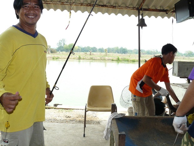 ปกาศิต เอามาติดปลาใหญ่ไว้ให้เค้าเตะเล่น :laughing: :laughing: :laughing: