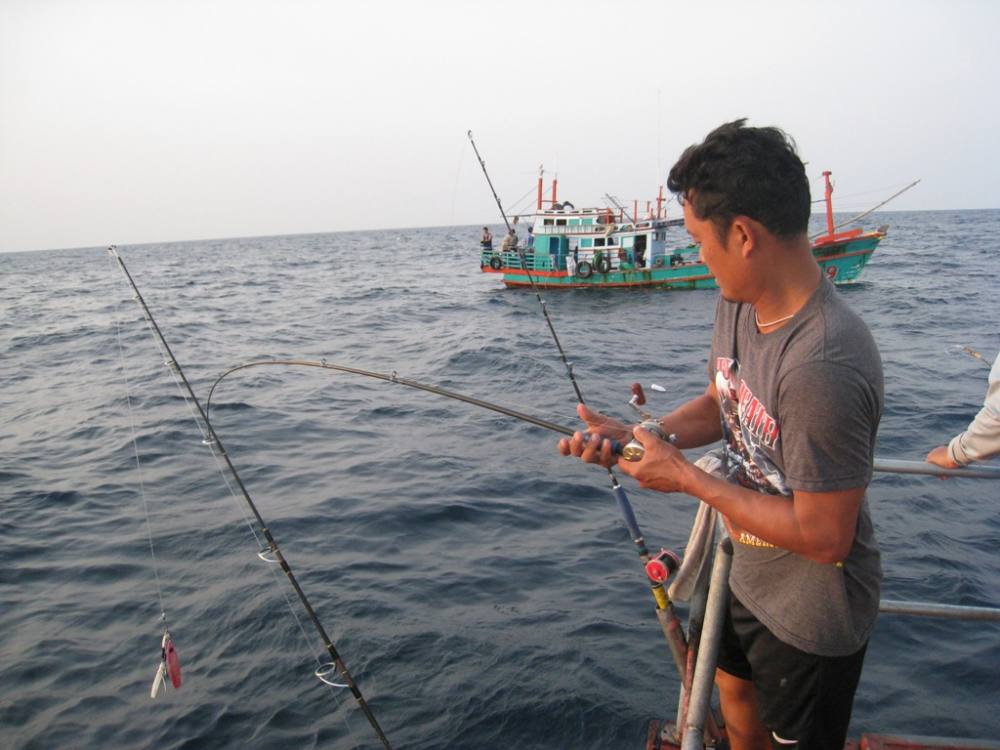 ตัวนี้งัดมาจะขึ้นเรืออยู่แล้ว...สายพันกันหลุดซ่ะอย่างงั้น........ :wall: