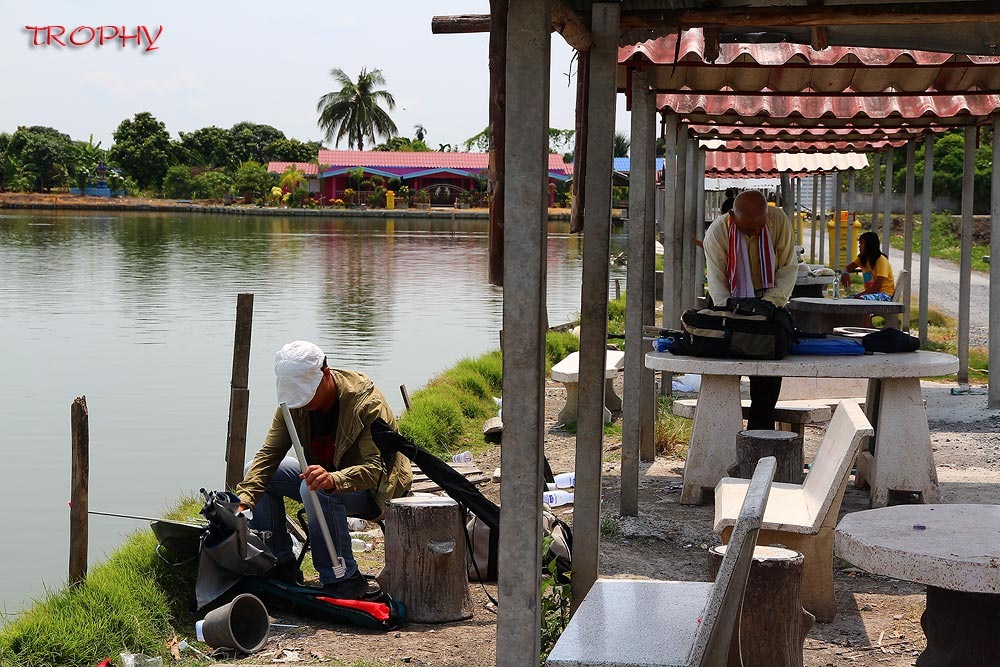 พอเลือกสถานที่แข่งเสร็จ ทั้งคู่ก็เริ่มเตรียมอุปกรณ์ครับ

* สวัสดียามดึกครับน้าหนุ่ม น้าfluke  :smi