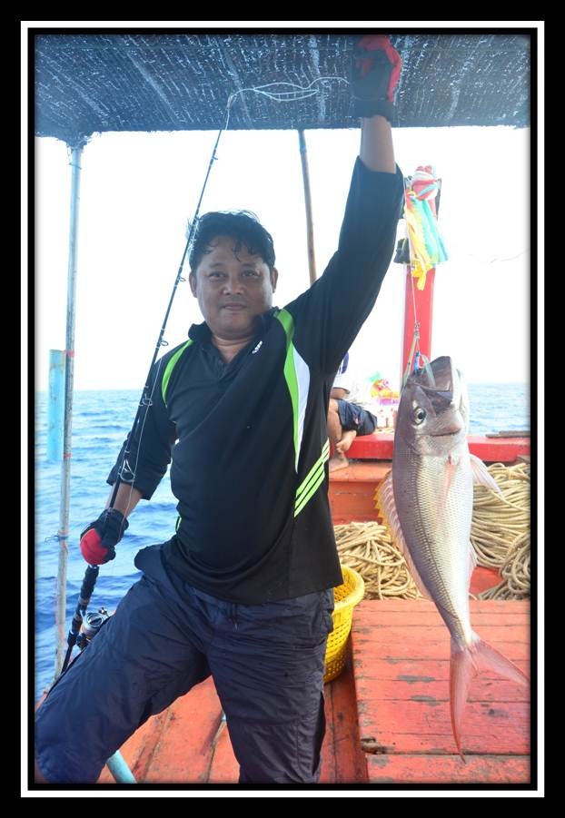 ส่วนอาจารย์พาณิชย์ได้ปากกว้างขึ้นมาครับ :laughing: