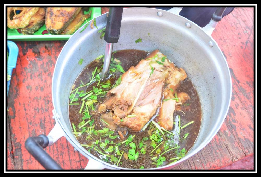 5555  หม้อนี้ขาหมูของเจ้าซัวซีพีเค้าครับ....อร่อยโฆตร ๆ เลยครับ เสียดายลืมเอาพริกขี้หนูกับกระเทียมมา